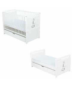 Babyneeds- Patut din lemn Nadia II Girafa transformabil pt bebe si junior, 120x60 cm, Multifunctional, Cu sertar cu capac, Din pin si mdf, Stabil si rezistent, Inaltime saltea reglabila pe 3 nivele, Laterala cu 3 bete detasabile, EN716-1, EN16-2, Alb
