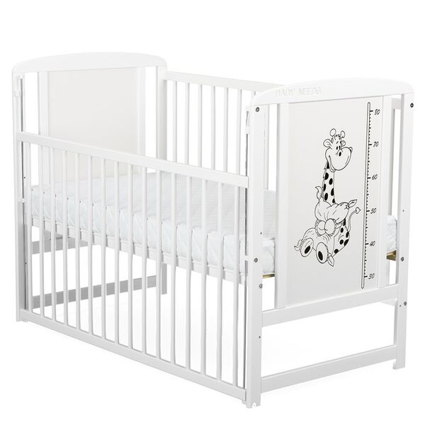 BabyNeeds - Patut din lemn Timmi Girafa 120x60 cm, Cu laterala culisanta, Din lemn de pin si mdf, Stabil si rezistent, Inaltime saltea reglabila pe 3 nivele, Laterala cu 3 bete detasabile, EN716-1, EN716-2, Alb