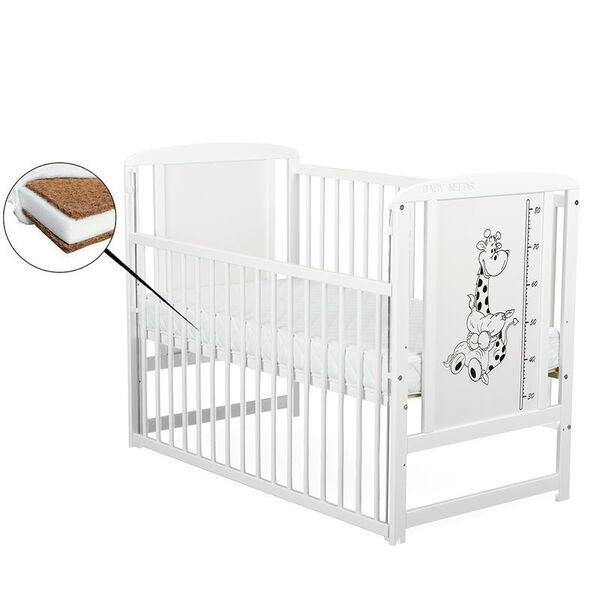 BabyNeeds - Patut din lemn Timmi Girafa 120x60 cm, Cu laterala culisanta, Din lemn de pin si mdf, Stabil si rezistent, Inaltime saltea reglabila pe 3 nivele, Laterala cu 3 bete detasabile, EN716-1, EN716-2, Alb + Saltea 12 cm